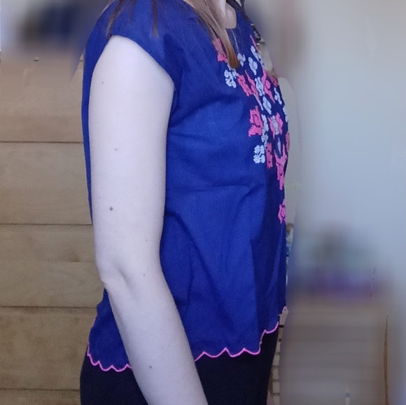 Embroidered Sleeveless Top - Picture 2 of 6